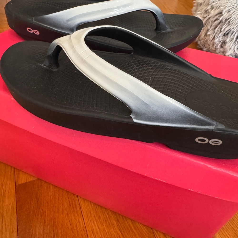 OOFOS Black and White Sandals with Thick Sole